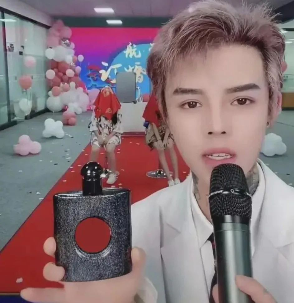 曾经被称为"快手一姐"的杨清柠,出生于1998年,16岁就成为了孩子妈妈