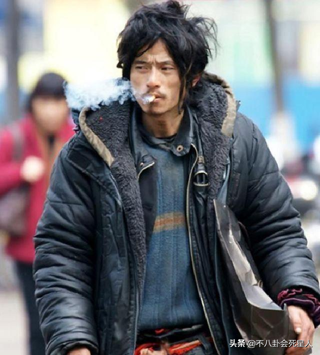 身穿黑色大衣,眉头紧锁,眼神犀利的男子,忽略邋遢的脸,光看这气质还